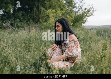 Porträt der Frau allein im Feld Denken Stockfoto