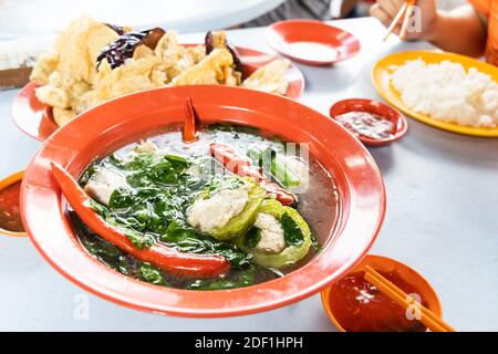 Servieren von yong Tau Fu, Malaysia beliebte gefüllte Fischfleisch in Gemüse und Tofu. Stockfoto