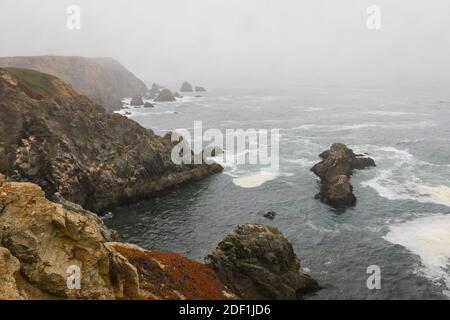 Zerklüftete kalifornische Küste an einem nebligen Tag Stockfoto