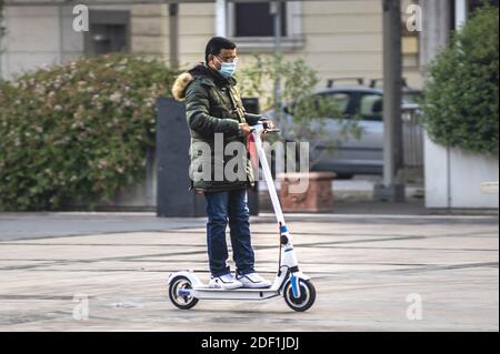 terni,italien november 24 2020:Mann mit Mono Skate in der Stadt Stockfoto