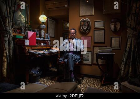 Photo d’Archive datée du 6 janvier 2014 de l’avocat Alex Ursulet dans son Bureau parisien. après sept mois d’enquête, le conseil de discipline de l’ordre a sanctionné l’avocat, ancien conseil du tueur en série Guy Georges, pour ses agissements envers une stagiaire. le conseil de discipline du barreau de Paris a prononcé la radiation de l’avocat Alex Ursulet. Une jeune avocate dénonce des faits de viols et de harcèlement sexuel. Foto von Khanh Renaud/ABACAPRESS.COM Stockfoto