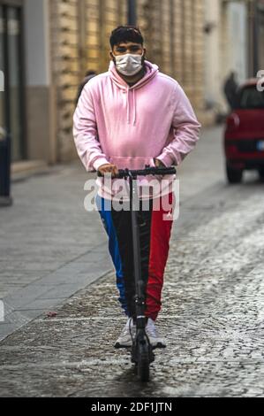 terni,italien november 24 2020:Mann mit Mono Skate in der Stadt Stockfoto