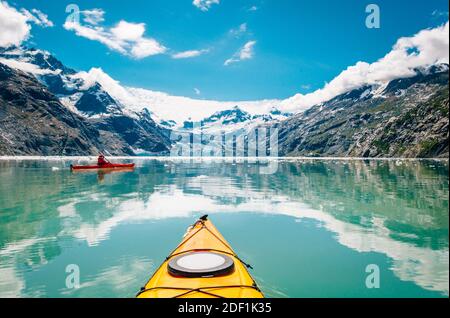 Frau Kajak im Glacier Bay National Park mit Gletscher in Hintergrund Stockfoto