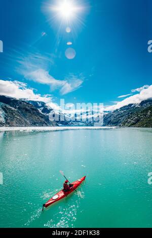 Frau Kajak im Glacier Bay National Park mit Gletscher in Hintergrund Stockfoto