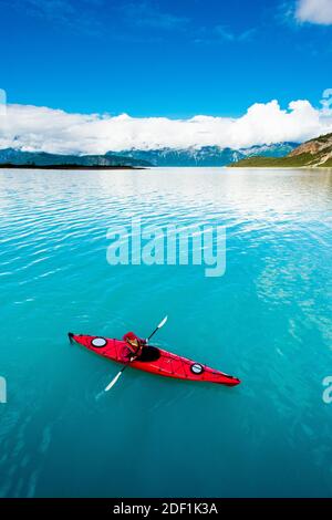 Frau Kajakfahren im Glacier Bay National Park mit blauem Wasser Stockfoto