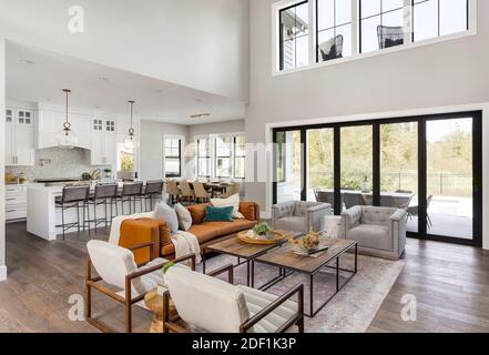 Wohnzimmer und Küche in neuen Bauernhaus Stil Luxus-Haus Stockfoto