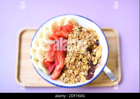 Acai-Schale mit verschiedenen Früchten und Beeren Stockfoto