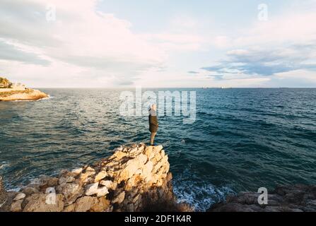 Aufnahme eines Mannes im Zentrum EINER Landschaft Mit Blick Auf Das Meer Stockfoto