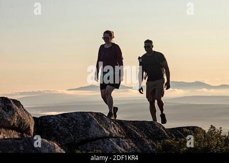 Männliche und weibliche Wanderer wandern entlang des Gipfels des Berges Appalachian Trail Stockfoto
