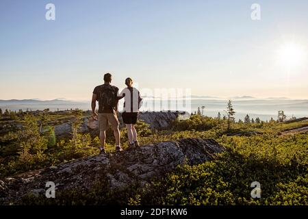 Das Paar steht zusammen und beobachtet den Blick vom Gipfel des Moxie bald Berg Stockfoto