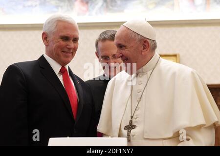 Papst Franziskus trifft US-Vizepräsident Mike Pence bei einer privaten Audienz im Vatikan am 24. Januar 2020. Foto : Eric Vandeville/ABACAPRESS.COM Stockfoto