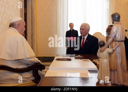 Papst Franziskus trifft US-Vizepräsident Mike Pence bei einer privaten Audienz im Vatikan am 24. Januar 2020. Foto : Eric Vandeville/ABACAPRESS.COM Stockfoto