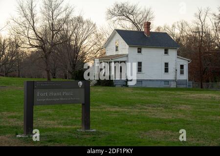 Eintritt zum Fort Hunt Park mit NCO Quarters im Hintergrund, Fort Hunt Park, Alexandria, VA Stockfoto