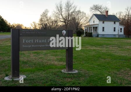 Eintritt zum Fort Hunt Park mit NCO Quarters im Hintergrund, Fort Hunt Park, Alexandria, VA Stockfoto