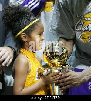 KEIN FILM, KEIN VIDEO, KEIN TV, KEINE DOKUMENTATION - Datei Foto vom 14. juni 2009 von Kobe Bryants Tochter hält seine MVP-Trophäe, nachdem die Los Angeles Lakers Spiel 5 der NBA Finals gegen die Orlando Magic in der Amway Arena gewonnen. DIE US-Basketballlegende Kobe Bryant und seine Tochter Gianna gehören zu den neun Menschen, die bei einem Hubschrauberabsturz in der Stadt Calabasas, Kalifornien, getötet wurden. Bryant, 41, und Gianna, 13, waren in einem privaten Hubschrauber unterwegs, als er herunterkam und in Flammen aufging. Foto von Stephen M. Dowell/Orlando Sentinel/TNS/ABACAPRESS.COM Stockfoto