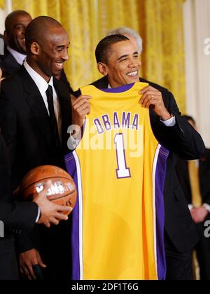 Datei Foto vom 25. Januar 2010 von Präsident Barack Obama posiert mit Shooting Guard Kobe Bryant während einer Zeremonie, um die NBA-Champion Los Angeles Lakers im Weißen Haus zu ihrer Saison 2008-2009 im East Room in Washington, DC, USA zu ehren begrüßen. DIE US-Basketballlegende Kobe Bryant und seine Tochter Gianna gehören zu den neun Menschen, die bei einem Hubschrauberabsturz in der Stadt Calabasas, Kalifornien, getötet wurden. Bryant, 41, und Gianna, 13, waren in einem privaten Hubschrauber unterwegs, als er herunterkam und in Flammen aufging. Foto von Olivier Douliery /Cameleon/ABACAPRESS.COM Stockfoto