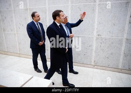 Der französische Präsident Emmanuel Macron bei der Einweihung der renovierten "Namensmauer" der Shoah-Gedenkstätte in Paris, Frankreich, am 27. Januar 2020 anlässlich des 75. Jahrestages der Befreiung des Lagers Auschwitz-Birkenau. Foto von Hamilton/Pool/ABACAPRESS.COM Stockfoto