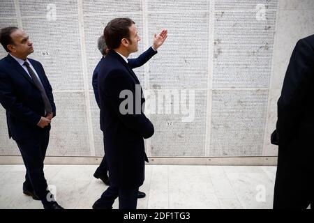 Der französische Präsident Emmanuel Macron bei der Einweihung der renovierten "Namensmauer" der Shoah-Gedenkstätte in Paris, Frankreich, am 27. Januar 2020 anlässlich des 75. Jahrestages der Befreiung des Lagers Auschwitz-Birkenau. Foto von Hamilton/Pool/ABACAPRESS.COM Stockfoto