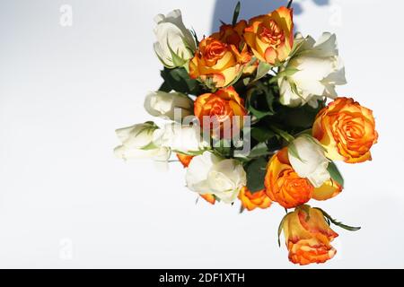 Orange & Weiß Rosenstrauß Stockfoto
