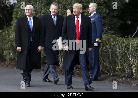 Präsident Donald Trump und Vizepräsident Mike Pence sowie der US-Handelsbeauftragte Botschafter Robert Lighthizer gehen am 29. Januar 2020 in Washington, DC, auf der Südwiese des Weißen Hauses während einer Unterzeichnungszeremonie des Handelsabkommens zwischen den Vereinigten Staaten und Mexiko und Kanada spazieren. Neben Trump Vizepräsident Mike Pence.Foto von Oliver Contreras/Pool/ABACAPRESS.COM Stockfoto