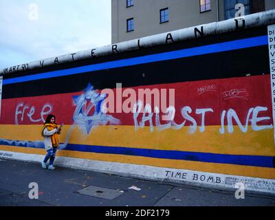 Aktenfoto vom 17. Oktober 2019 von der Berliner Mauer mit antisemitischen Graffiti, das Wandbild, das ursprünglich 1988 auf der East Side Gallery Wand als Erinnerung an den 40. Jahrestag des Kristallnacht-Pogroms in Nazi-Deutschland gemalt wurde, Zeigt eine israelische Flagge mit dem Davidstern auf einer deutschen Flagge. Der Künstler Günther Schaefer restaurierte das Außenkunstwerk zuletzt im März letzten Jahres. Es wurde Berichten zufolge im Laufe der Jahre mindestens 51 Mal verunreinigt. Die East Side Gallery besteht aus 105 Gemälden von Künstlern aus aller Welt, die 1990 auf der Ostseite der Berliner Mauer gemalt wurden. Berlin, Deutschland Stockfoto