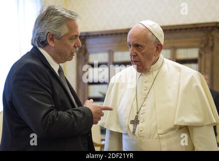 Papst Franziskus trifft den argentinischen Präsidenten Alberto Fernandez bei einer Audienz im Apostolischen Palast im Vatikan am 31. Januar 2020. Foto von ABACAPRESS.COM Stockfoto