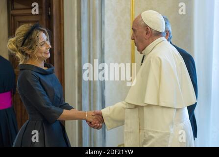 Papst Franziskus trifft den argentinischen Präsidenten Alberto Fernandez und seinen Partner Fabiola Yanez bei einer Audienz im Apostolischen Palast im Vatikan am 31. Januar 2020. Foto von ABACAPRESS.COM Stockfoto