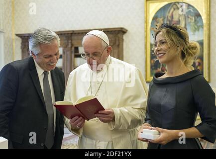 Papst Franziskus trifft den argentinischen Präsidenten Alberto Fernandez und seinen Partner Fabiola Yanez bei einer Audienz im Apostolischen Palast im Vatikan am 31. Januar 2020. Foto von ABACAPRESS.COM Stockfoto