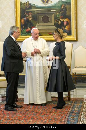 Papst Franziskus trifft den argentinischen Präsidenten Alberto Fernandez und seinen Partner Fabiola Yanez bei einer Audienz im Apostolischen Palast im Vatikan am 31. Januar 2020. Foto von ABACAPRESS.COM Stockfoto