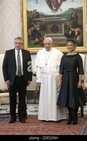 Papst Franziskus trifft den argentinischen Präsidenten Alberto Fernandez und seinen Partner Fabiola Yanez bei einer Audienz im Apostolischen Palast im Vatikan am 31. Januar 2020. Foto von ABACAPRESS.COM Stockfoto