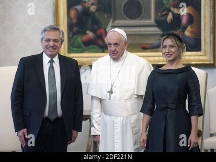 Papst Franziskus trifft den argentinischen Präsidenten Alberto Fernandez und seinen Partner Fabiola Yanez bei einer Audienz im Apostolischen Palast im Vatikan am 31. Januar 2020. Foto von ABACAPRESS.COM Stockfoto