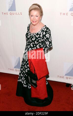 Datei-Foto vom 22. Oktober 2007 von Autorin Mary Higgins Clark posiert bei den 3. Annual Quill Book Awards in der Frederick P. Rose Hall im Jazz im Lincoln Center in New York City, USA. Mary Higgins Clark, die unermüdliche und lang regierende „Queen of Suspense“, deren Geschichten von Frauen, die die Chancen schlugen, sie zu einer der beliebtesten Schriftstellerinnen der Welt machten, starb am Freitag im Alter von 92 Jahren. Ihr Verleger Simon & Schuster gab bekannt, dass sie in Naples, Florida, an natürlichen Ursachen gestorben sei. Foto von Donna ward/ABACAPRESS.COM Stockfoto