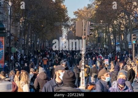 Paris, Frankreich - 28. November 2020 : riesige Menschenmenge beim marsch gegen das globale Sicherheitsgesetz Stockfoto