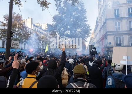 Paris, Frankreich - 28. November 2020 : riesige Menschenmenge beim marsch gegen das globale Sicherheitsgesetz Stockfoto