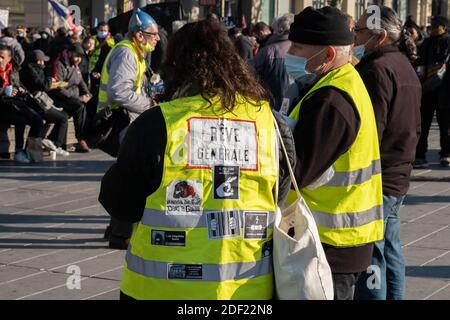 Paris, Frankreich - 28. November 2020 : gelbe Jacken beim marsch gegen das globale Sicherheitsgesetz, Stockfoto