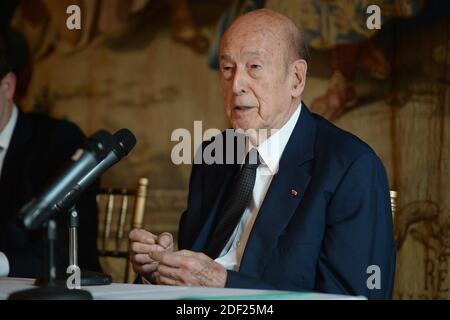 New York, USA. Juni 2015. Valery Giscard d'Estaing, ehemaliger Präsident der Französischen Republik, spricht am 5. Juni 2015 vor dem französischen Generalkonsulat in New York, NY. Giscard d'Estaing, ehemaliger Präsident Frankreichs, Mitglied des Verfassungsrates und Mitglied der französischen Akademie, war in New York City, um über die Zukunft der europäischen Integration zu sprechen. (Foto von Anthony Behar) *** Bitte benutzen Sie Credit from Credit Field *** Credit: SIPA USA/Alamy Live News Stockfoto