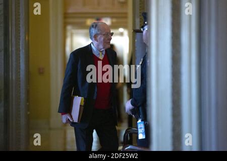 Der Senator der Vereinigten Staaten Lamar Alexander (Republikaner von Tennessee) geht am Montag, den 3. Februar 2020, zur Senatskammer im Kapitol der Vereinigten Staaten in Washington D.C., USA. Der Senat wird heute im Amtsenthebungsverfahren gegen US-Präsident Donald J. Trump Schlusserklärungen hören, wobei eine endgültige Abstimmung am Mittwoch erwartet wird. Foto von Stefani Reynolds/CNP/ABACAPRESS.COM Stockfoto