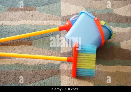 Eine Nahaufnahme von Reinigungswerkzeugen auf einem Teppich Stockfoto