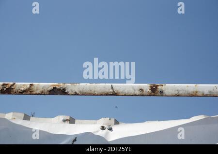 Eine rostige Eisenstange vor einem klaren blauen Himmel Stockfoto