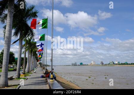 Cambodia Phnom Penh - Riverside Park Gehweg mit internationalen nationalen Alarmmeldungen Stockfoto