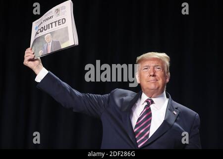 Präsident Donald Trump hält eine Zeitung, als er am 6. Februar 2020 zum 68. Jährlichen nationalen Gebetsfrühstück im Washington Hilton in Washington, DC, eintrifft.Foto von Oliver Contreras/Pool/ABACAPRESS.COM Stockfoto