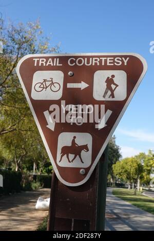 Trail Courtesy Schild für Wanderer, Fußgänger, Wanderer, Radfahrer und Pferde. Trail Etikette . Auf einem Weg in der Stadt Irvine, Kalifornien, USA Stockfoto