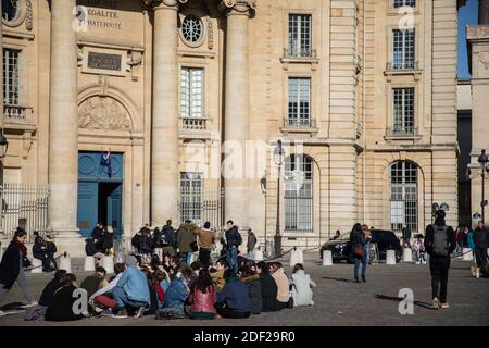 Sitz von Studenten, die am 7. Februar 2020 vor dem Pantheon in Paris gegen die Prekarität kämpfen. Foto von Tanguy Magnien/ABACAPRESS.COM Stockfoto