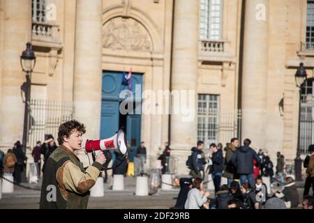 Sitz von Studenten, die am 7. Februar 2020 vor dem Pantheon in Paris gegen die Prekarität kämpfen. Foto von Tanguy Magnien/ABACAPRESS.COM Stockfoto