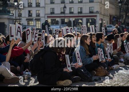 Sitz von Studenten, die am 7. Februar 2020 vor dem Pantheon in Paris gegen die Prekarität kämpfen. Foto von Tanguy Magnien/ABACAPRESS.COM Stockfoto