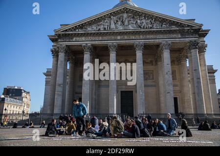 Sitz von Studenten, die am 7. Februar 2020 vor dem Pantheon in Paris gegen die Prekarität kämpfen. Foto von Tanguy Magnien/ABACAPRESS.COM Stockfoto