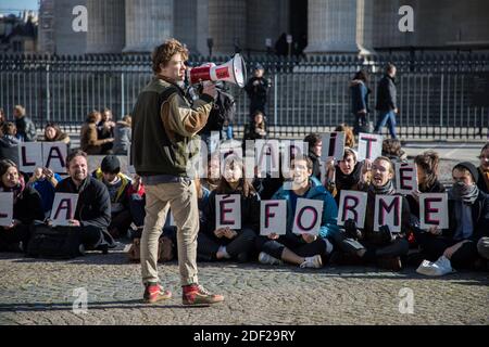 Sitz von Studenten, die am 7. Februar 2020 vor dem Pantheon in Paris gegen die Prekarität kämpfen. Foto von Tanguy Magnien/ABACAPRESS.COM Stockfoto