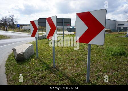 Drei rote Schilder nebeneinander vor Die Straße Stockfoto