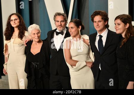 Joaquin Phoenix mit Schwester Rain Phoenix (1. L) und Mutter Arlyn Phoenix (2. L) bei der Vanity Fair Oscar Party im Wallis Annenberg Center for the Performing Arts am 09. Februar 2020 in Beverly Hills, Los Angeles, CA, USA, 9. Februar 2020. Foto von David Niviere/ABACAPRESS.COM Stockfoto