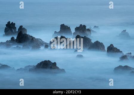 Lava an der Küste im Laupahoehoe Beach Park, Insel Hawaii. Stockfoto